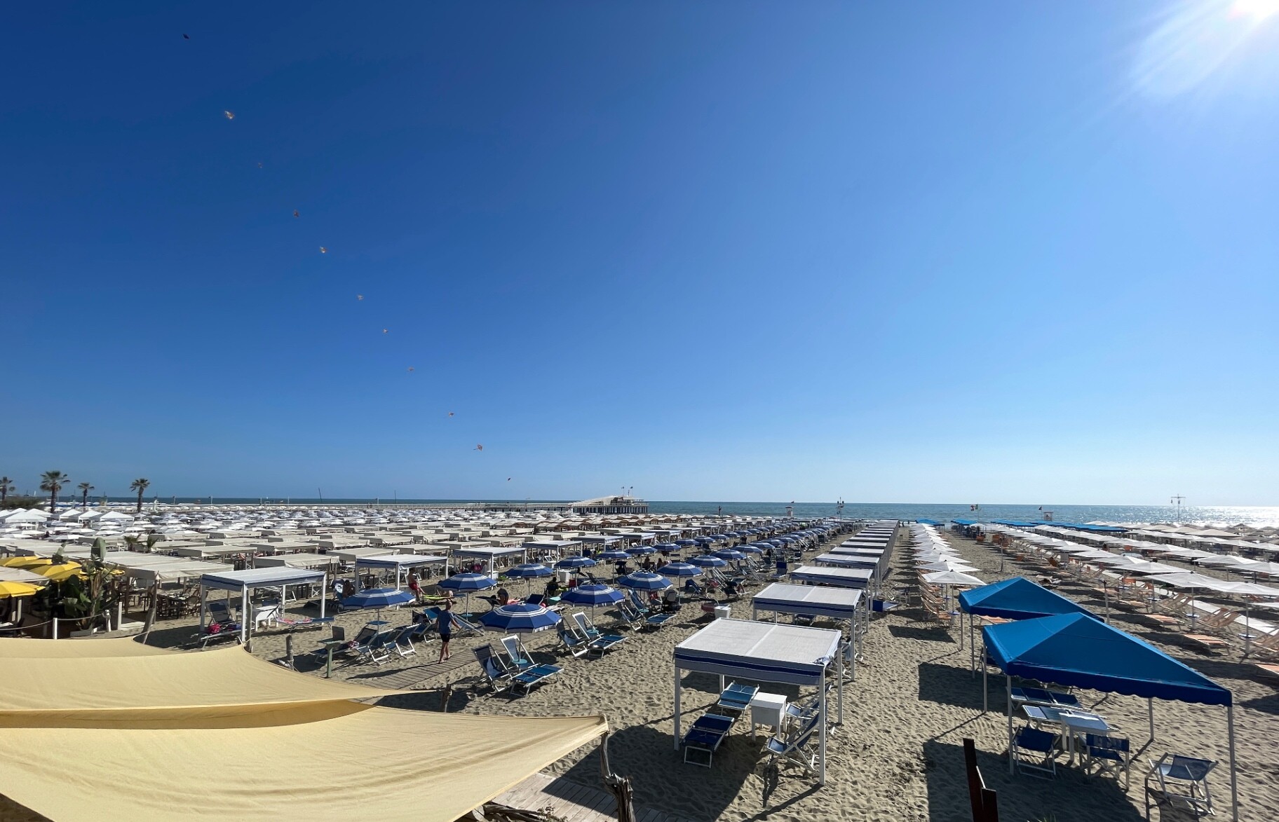 Veduta panoramica degli stabilimenti balneari e del pontile
