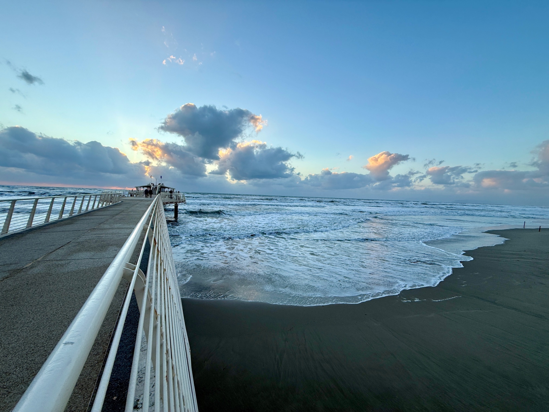 Pontile e spiaggia di Lido di Camaiore all'ora blu