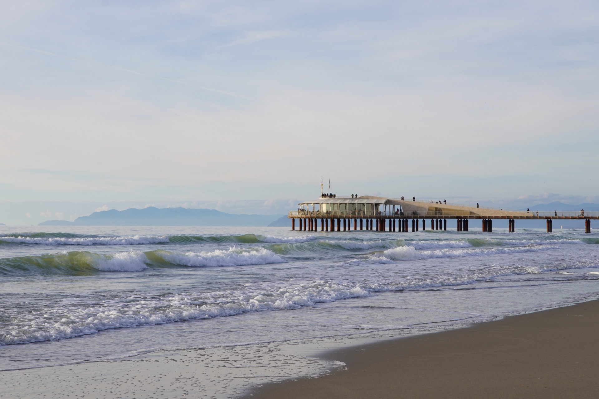 Pontile di Lido di Camaiore con le Alpi Apuane sullo sfondo