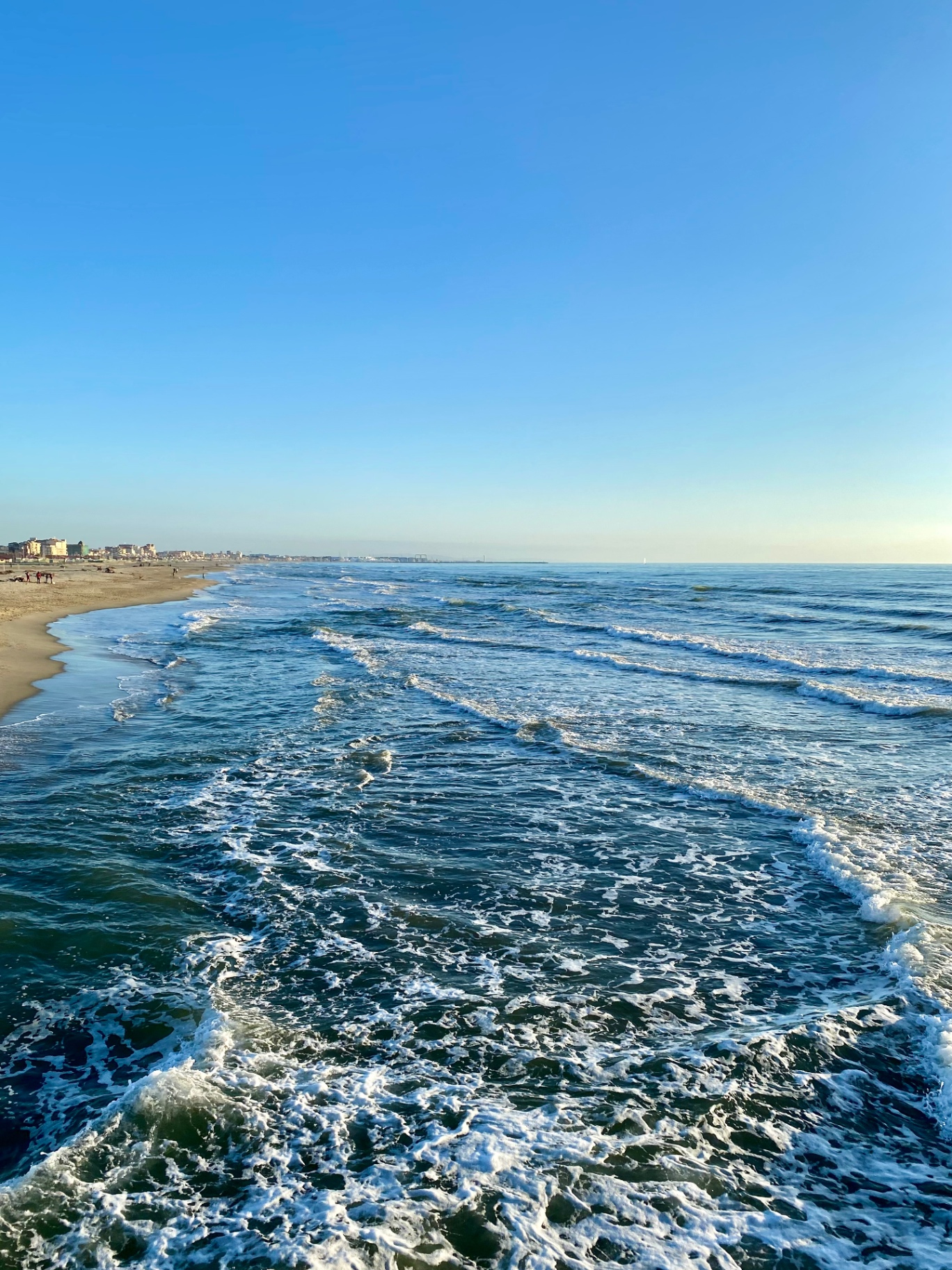 Onde del Tirreno e profilo del lungomare di Lido di Camaiore