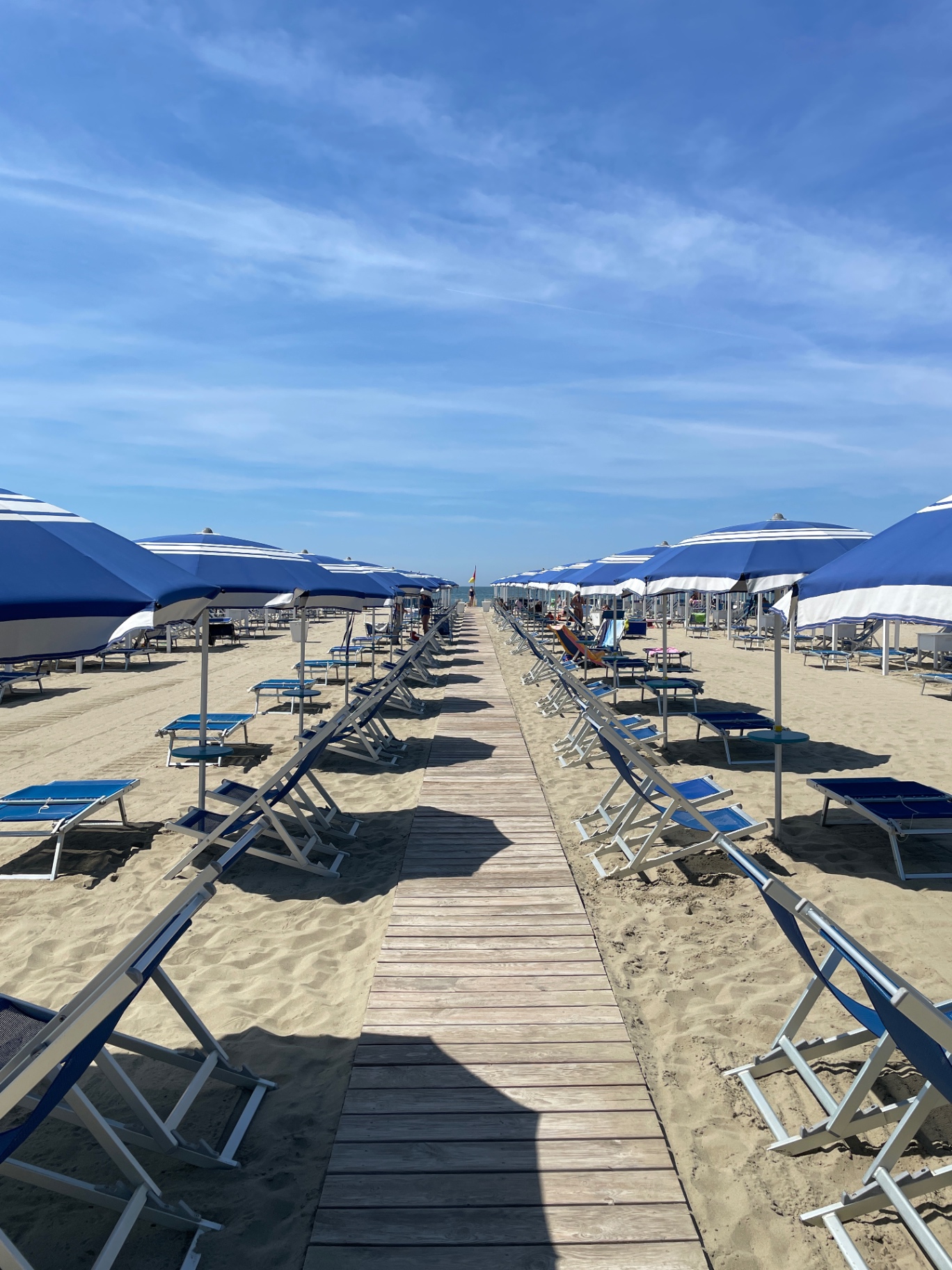 Ombrelloni e lettini di uno stabilimento balneare di Lido di Camaiore
