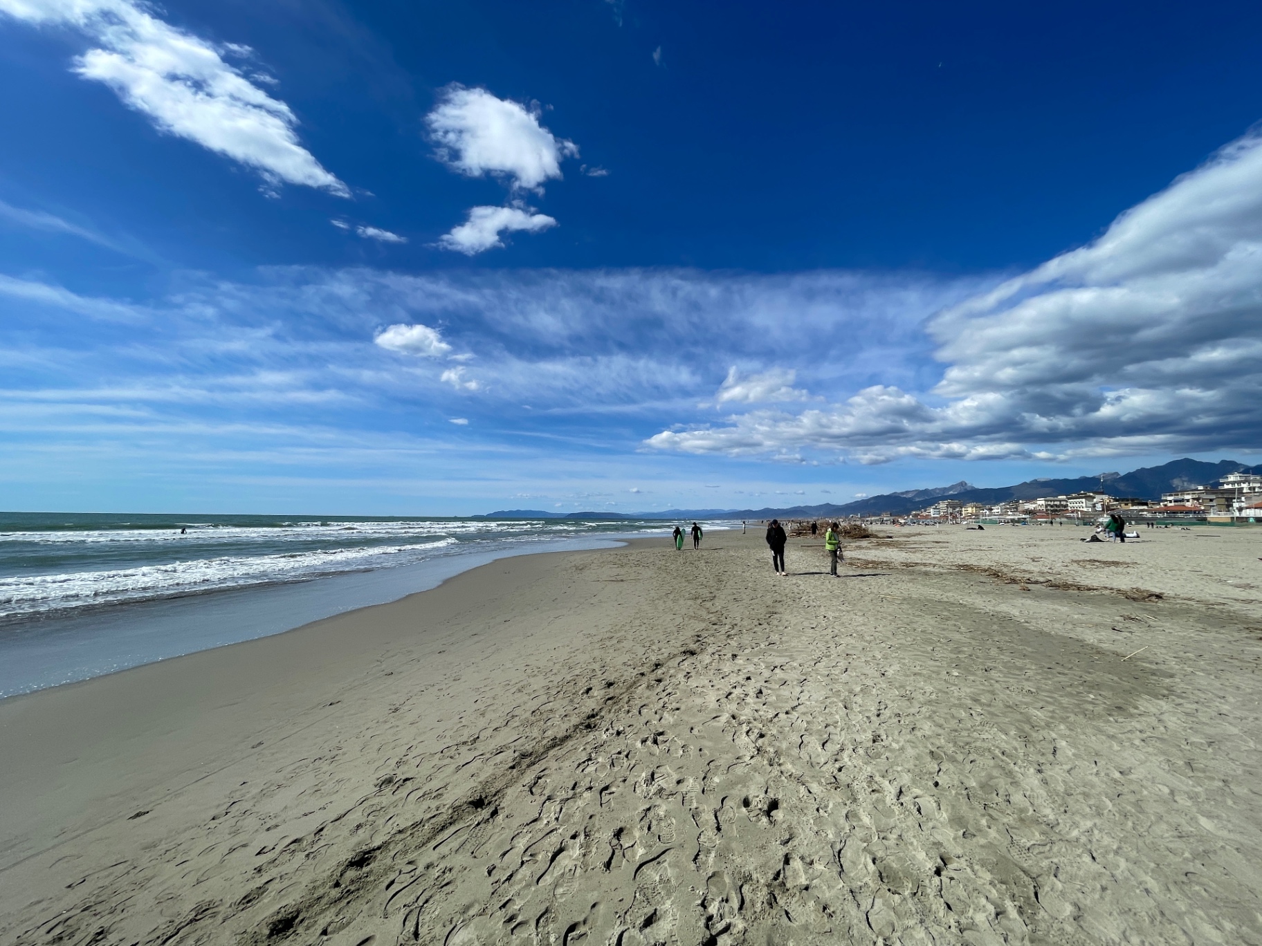 Spiaggia di Lido di Camaiore con vista sulle Alpi Apuane