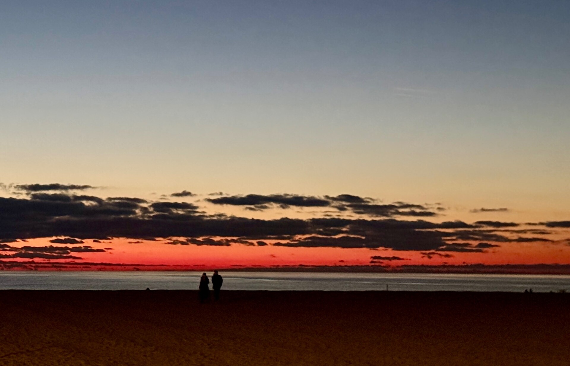 Silhouette al crepuscolo sulla spiaggia di Lido di Camaiore