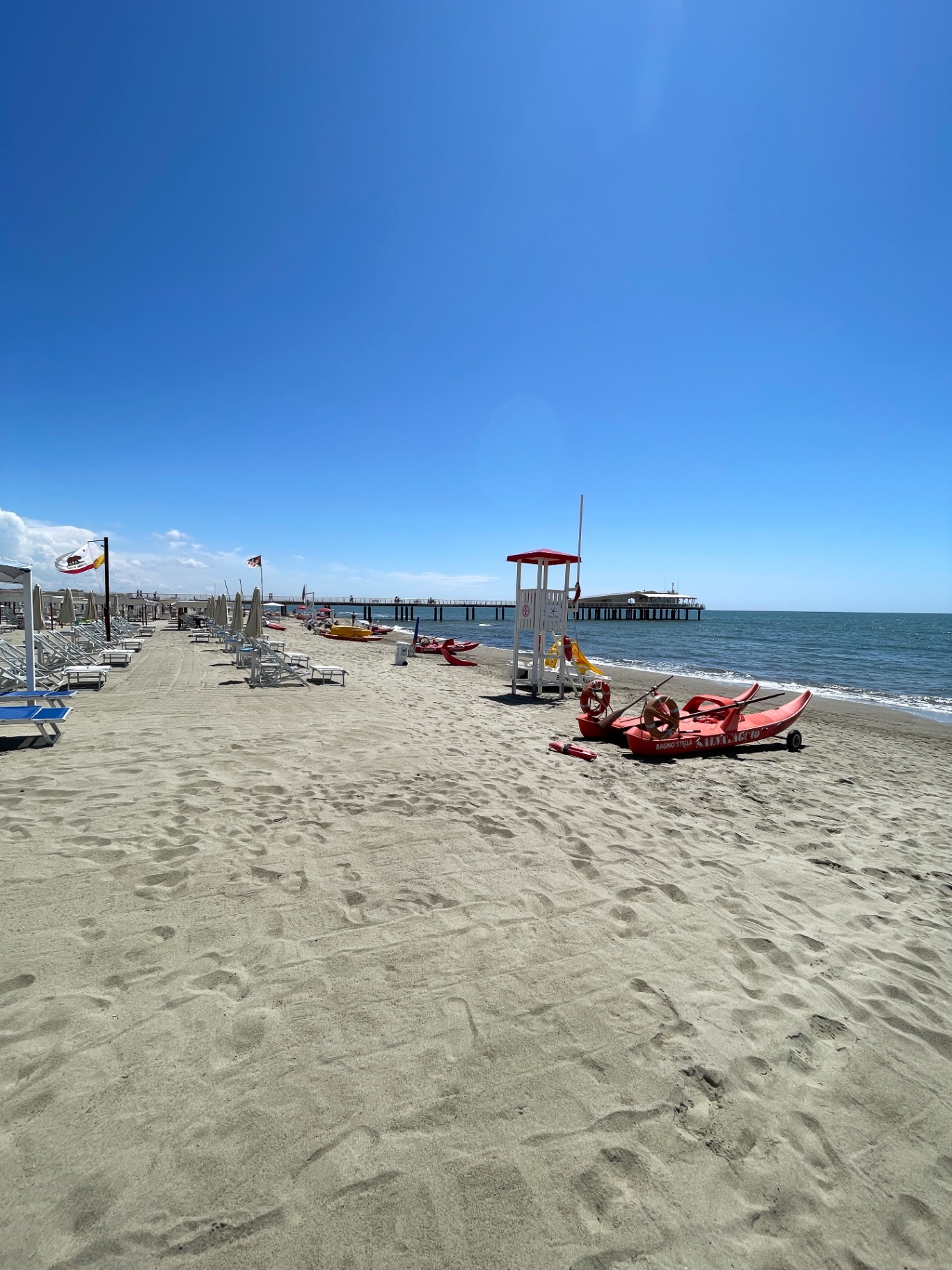 Spiaggia con torretta di salvataggio e pontile di Lido di Camaiore
