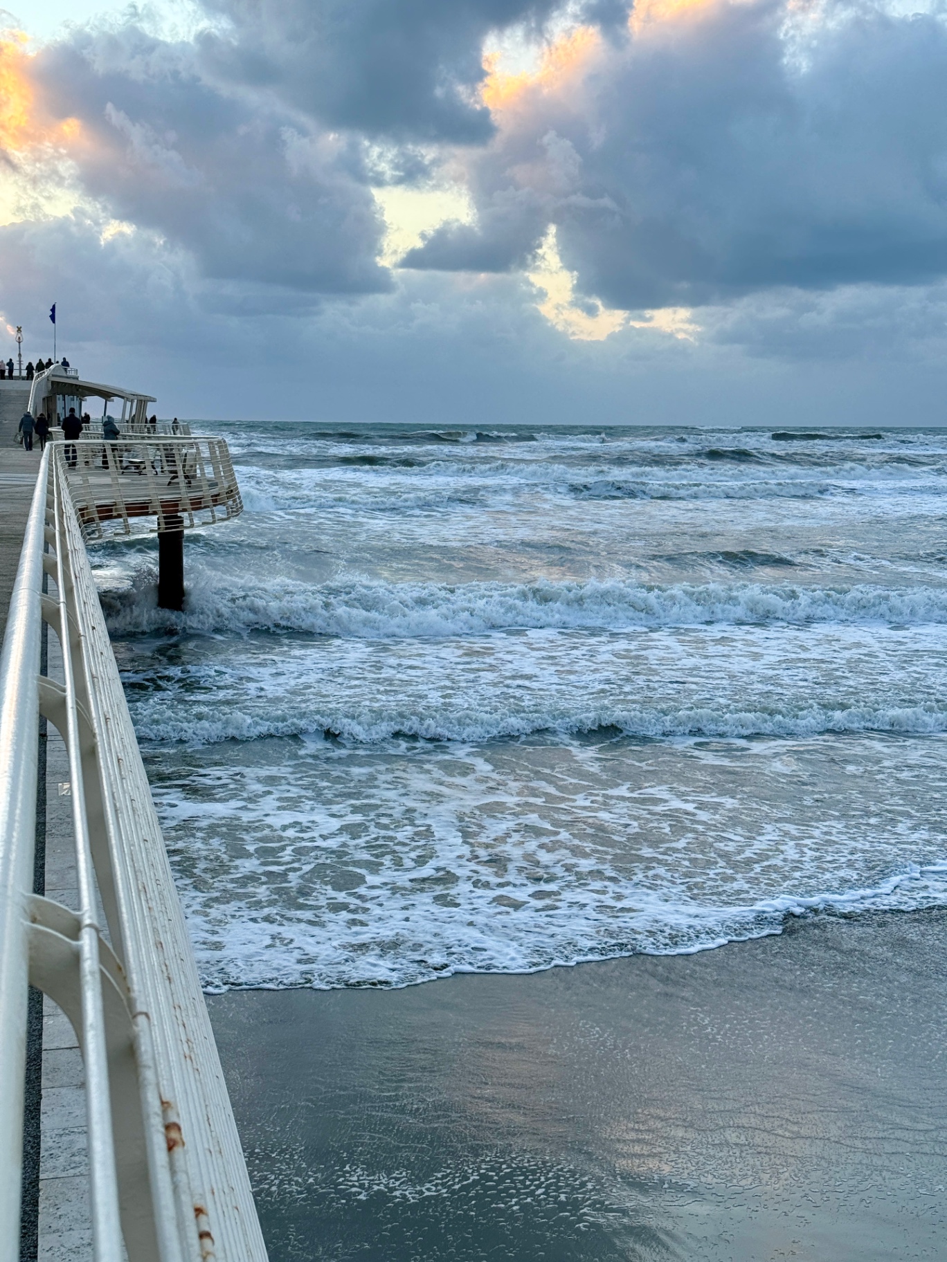 Mare mosso e cielo nuvoloso dal pontile