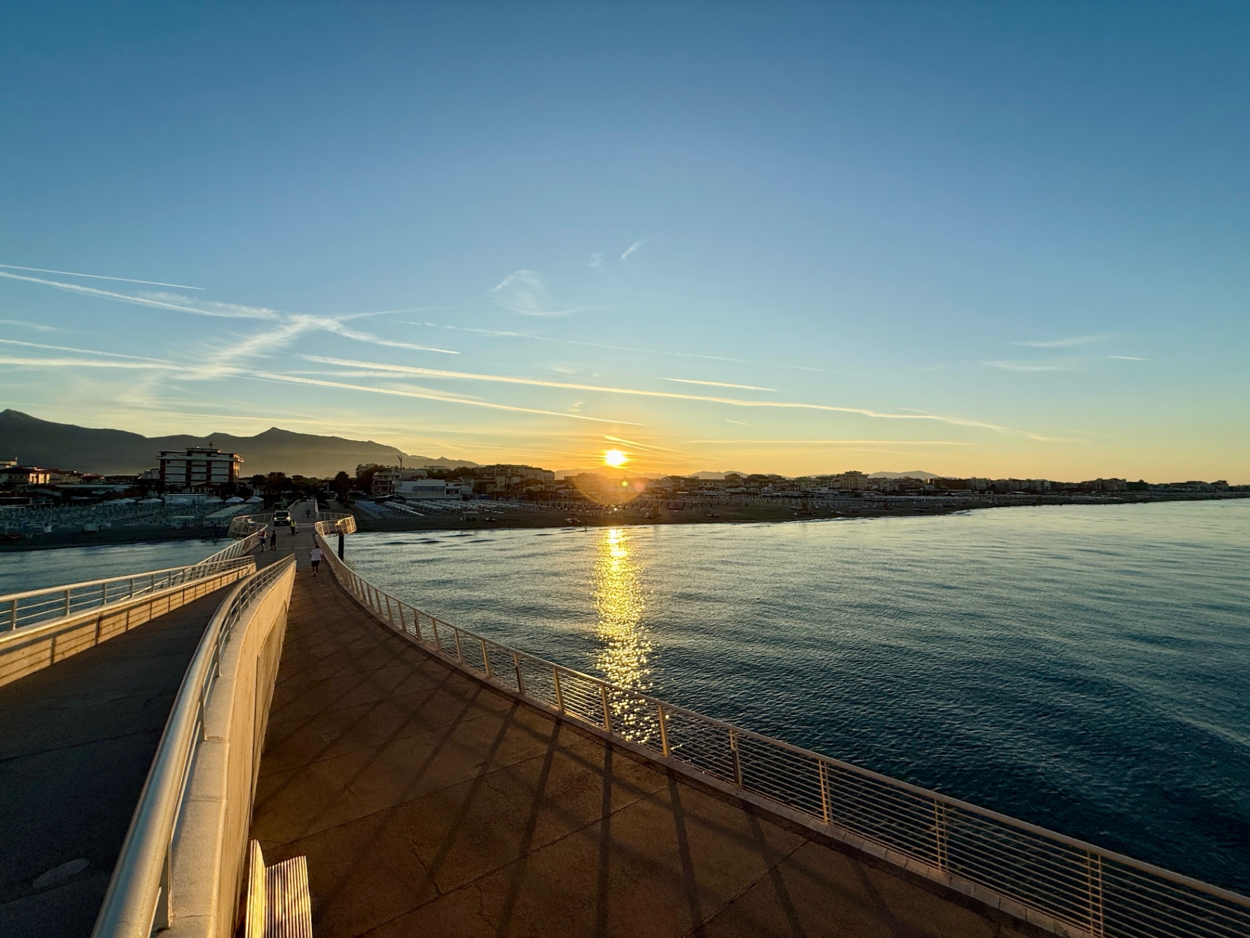 Pontile di Lido di Camaiore al tramonto, vista verso le Alpi Apuane