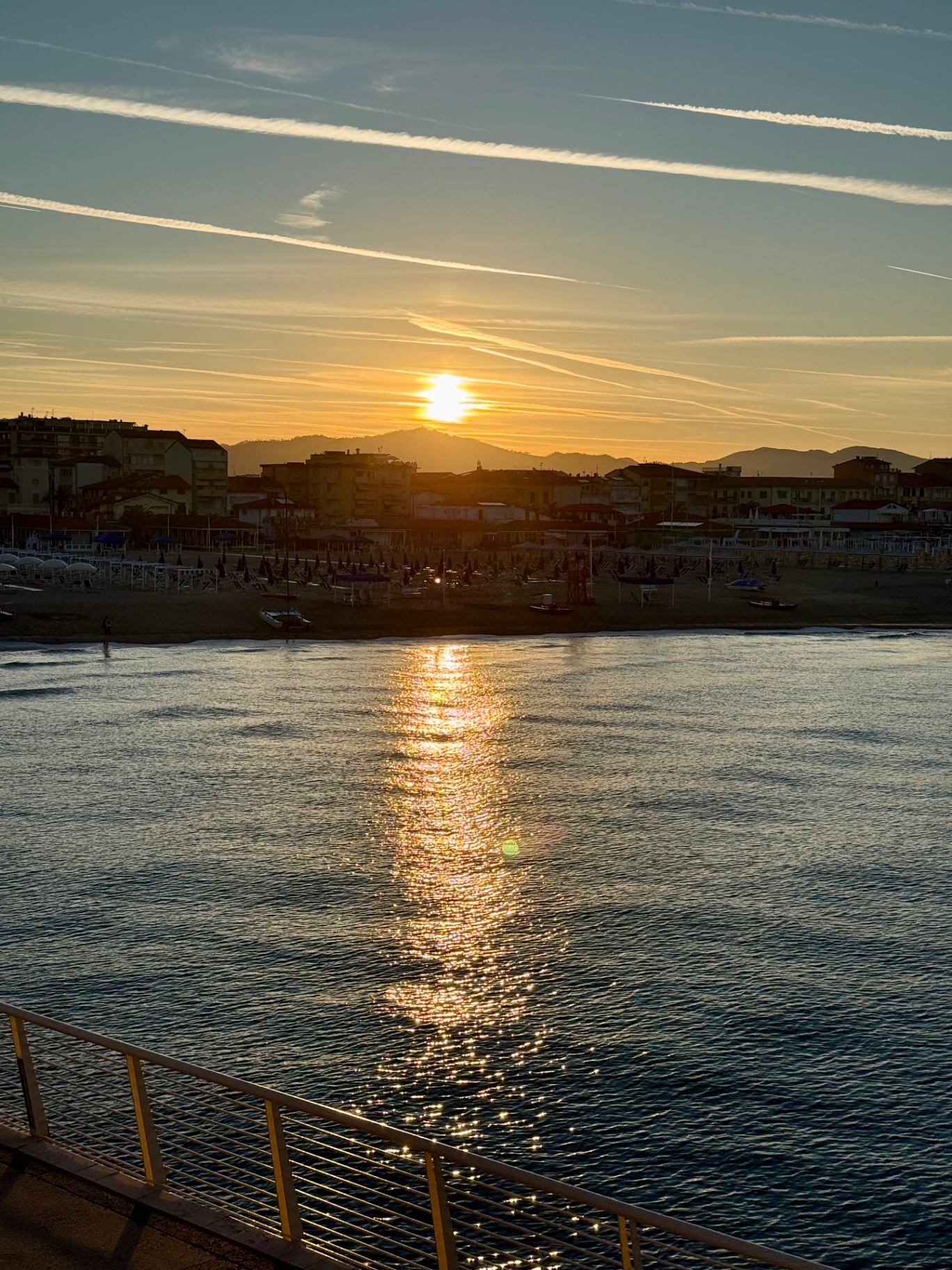 Tramonto sulle Alpi Apuane dal pontile di Lido di Camaiore