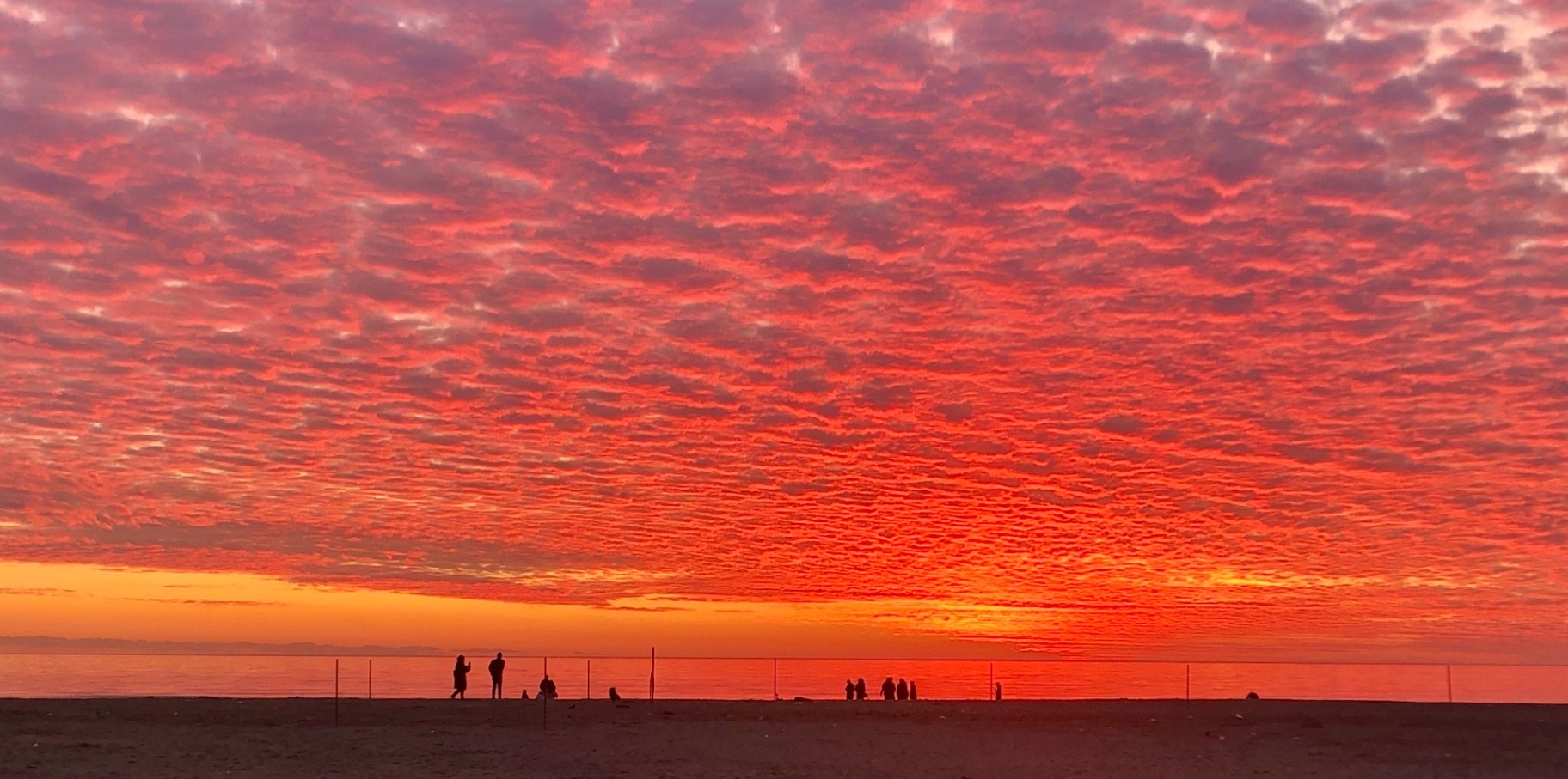 Cielo rosso al tramonto sulla spiaggia della Versilia