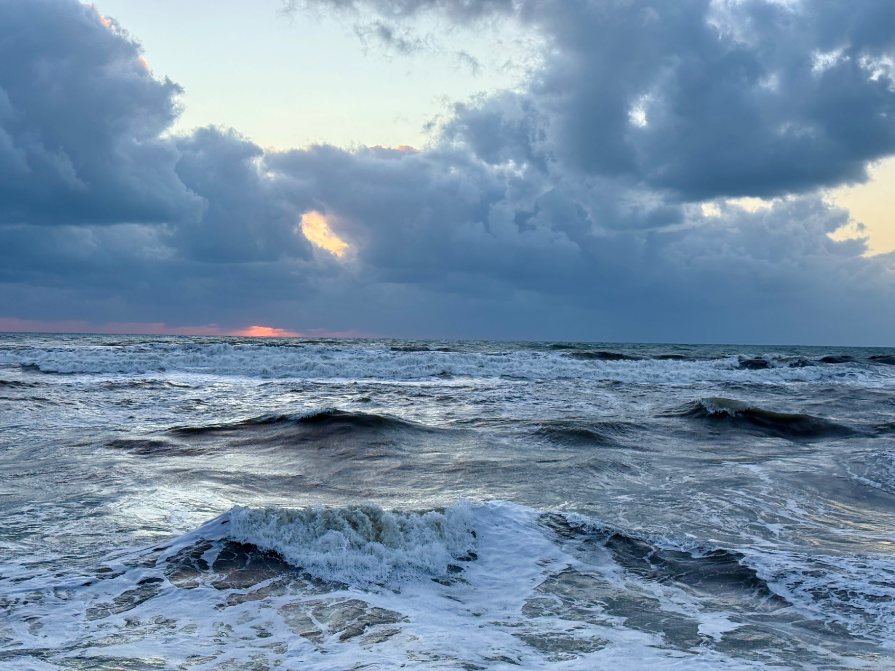 Onde e nuvole sul Tirreno al crepuscolo